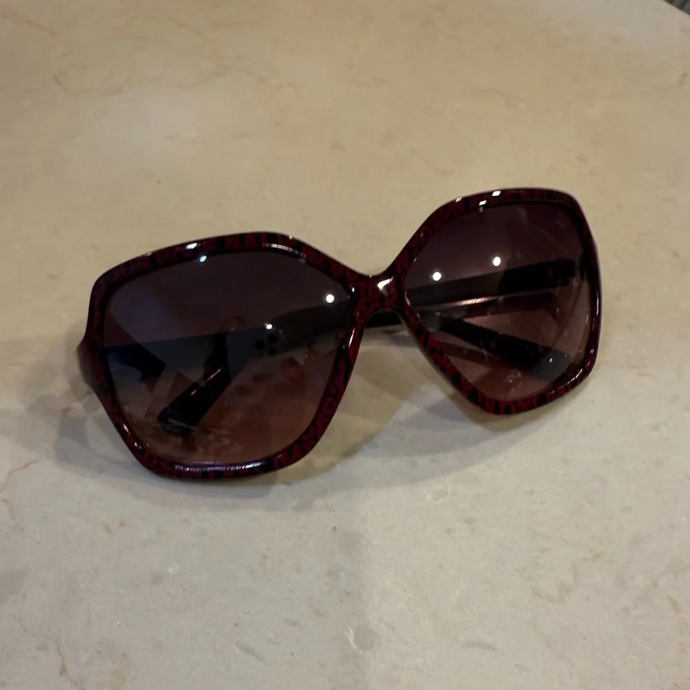 Snooki by Nicole Polizzi sunglasses. Comes with case as shown - Picture 1 of 6